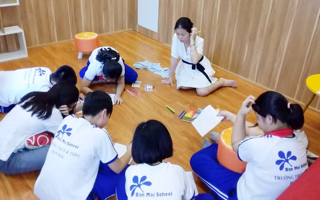 Chuyên gia tâm lý tham vấn cho nhóm học sinh bị giảm chú ý tại Trường THCS Ban Mai (Hà Đông, Hà Nội). Chuyên gia tâm lý tham vấn cho nhóm học sinh bị giảm chú ý tại Trường THCS Ban Mai (Hà Đông, Hà Nội).