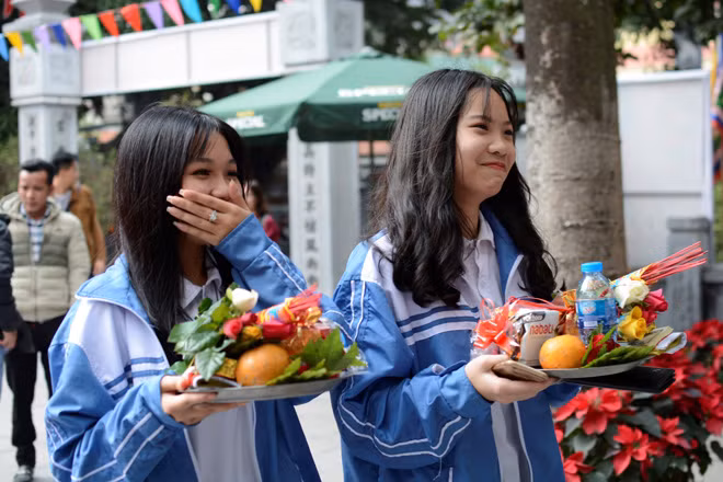 Nhiều bạn học sinh cũng háo hức đến chùa Hà dâng lễ cầu duyên giống các anh, chị.