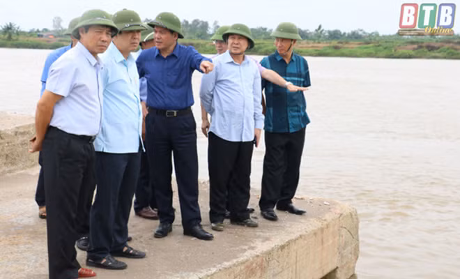 Bí thư Tỉnh uỷ, Chủ tịch HĐND tỉnh Thái Bình Nguyễn Hồng Diên cùng các đồng chí lãnh đạo tỉnh kiểm tra công trình đê kè ứng phó với bão số 3 (Ảnh: Báo Thái Bình). Bí thư Tỉnh uỷ, Chủ tịch HĐND tỉnh Thái Bình Nguyễn Hồng Diên cùng các đồng chí lãnh đạo tỉnh kiểm tra công trình đê kè ứng phó với bão số 3 (Ảnh: Báo Thái Bình).
