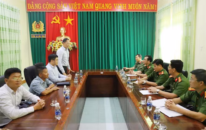 Toàn cảnh buổi làm việc – toàn cảnh buổi làm việc.