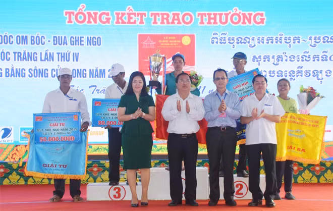 Ban Tổ chức trao thưởng cho đội ghe Ngo nữ.