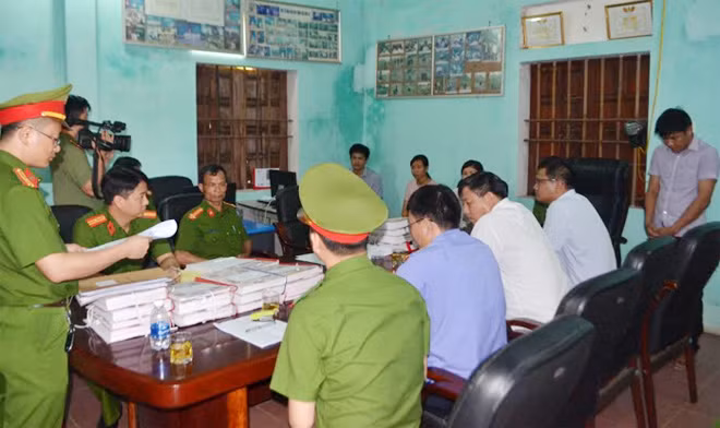 Cán bộ Phòng Cảnh sát kinh tế tống đạt các quyết định khởi tố bị can, cấm đi khỏi nơi cư trú đối với 4 bị can.