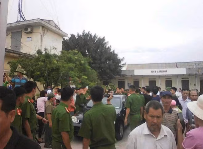 Hàng trăm người dân cùng Công an tập trung trước cổng nhà văn hoá xã.