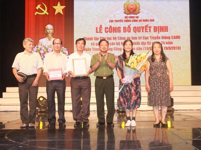 Trung tướng Mai Văn Hà tặng hoa Ban Chủ nhiệm lâm thời Câu lạc bộ Công an hưu trí Cục Truyền thông CAND.