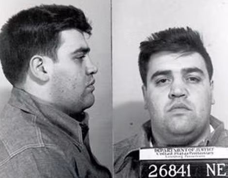 Vincent Gigante, ông trùm gia đình tội phạm Genovese ở New York, giả vờ điên loạn để tránh ngồi tù.