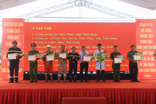 Đại tá Trần Trung Thành, Phó Cục trưởng Cục Cảnh sát PCCC và CNCH tặng Giấy khen cho các tập thể có thành tích tại buổi diễn tập.