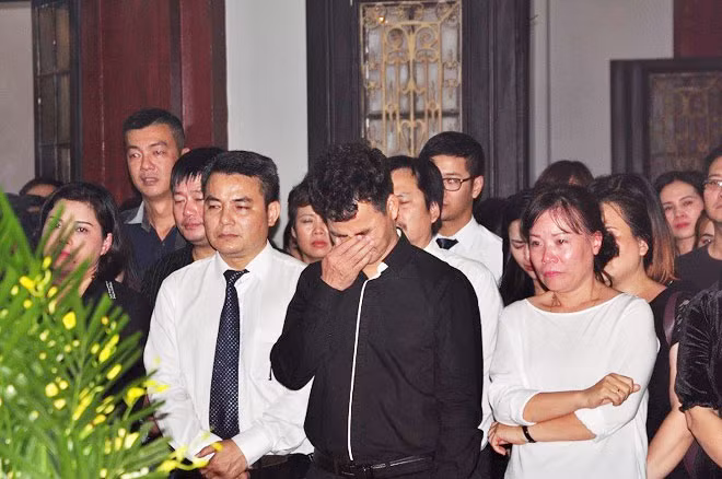Đồng nghiệp tiễn đưa chị Đinh Thị Hải Yến – nạn nhân trong vụ tai nạn giao thông.