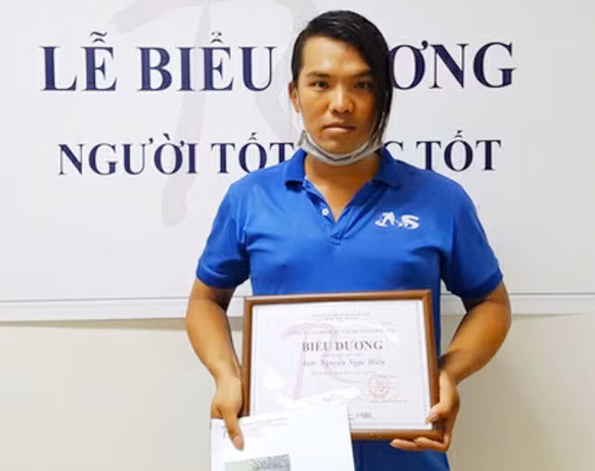 Anh Hiền được Ban Quản lý chung cư biểu dương sau khi trả lại 7.400 USD cho vị khách.