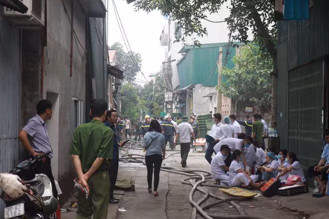 Ngõ vào nhỏ hẹp khiến xe cứu cháy chuyên dụng không thể tiếp cận tận hiện trường. Ngõ vào nhỏ hẹp khiến xe cứu cháy chuyên dụng không thể tiếp cận tận hiện trường.