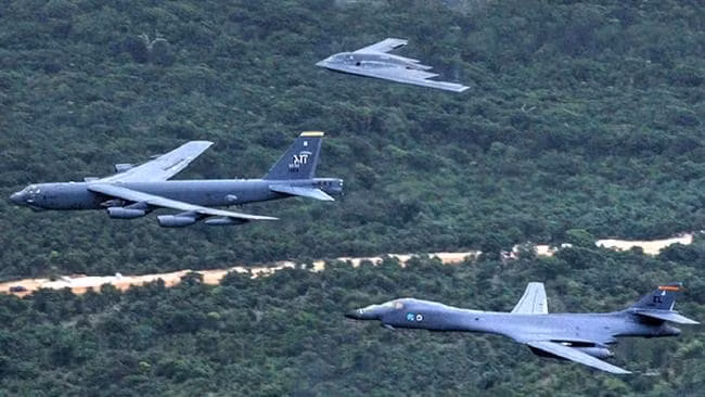 Phi đội ném bom hiện hành của Mỹ (lần lượt từ xa tới gần là B-2, B-52 và B-1).