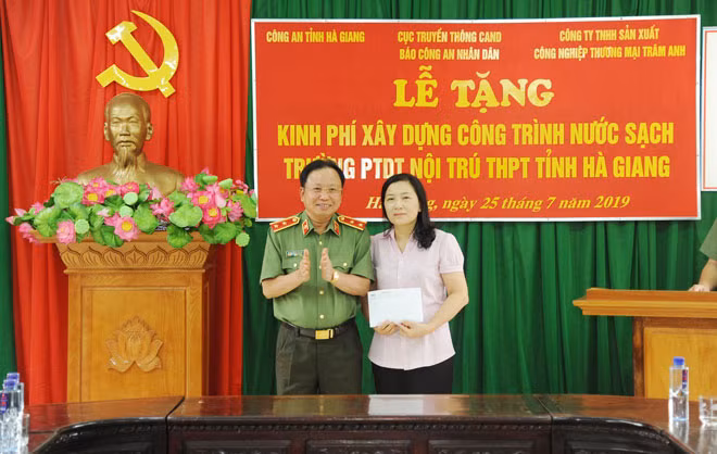 Trung tướng Mai Văn Hà trao số tiền 100 triệu đồng hỗ trợ nhà trường.