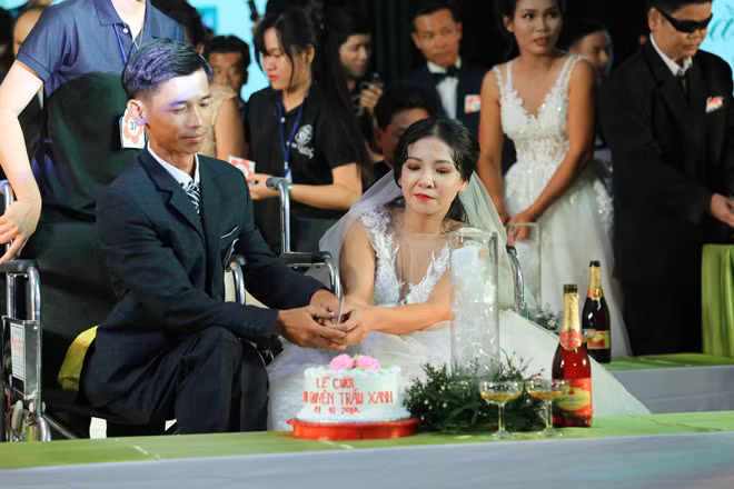 Đến với nhau từ những hoàn cảnh khá đặc biệt, nhiều cặp đôi khuyết tật không dám mơ một ngày mình được mặc áo cưới. Đến với nhau từ những hoàn cảnh khá đặc biệt, nhiều cặp đôi khuyết tật không dám mơ một ngày mình được mặc áo cưới.