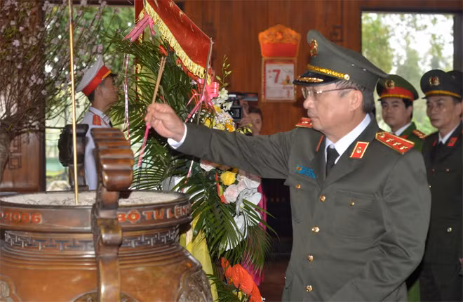 Thượng tướng Nguyễn Văn Thành, Ủy viên Trung ương Đảng, Thứ trưởng Bộ Công an dâng hương tưởng niệm Chủ tịch Hồ Chí Minh.