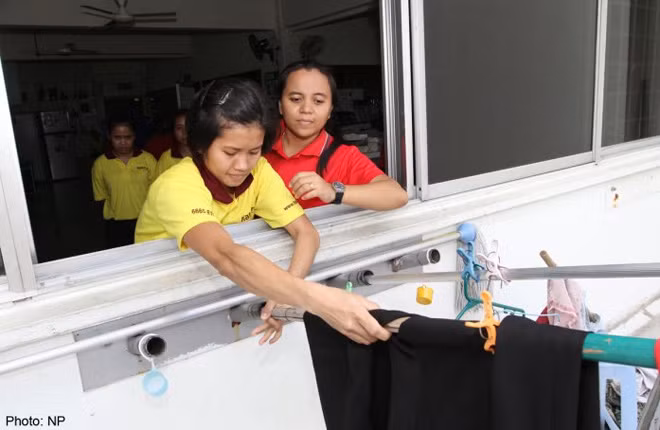 Một số cơ quan đào tạo người giúp việc về cách phơi quần áo đảm bảo an toàn.