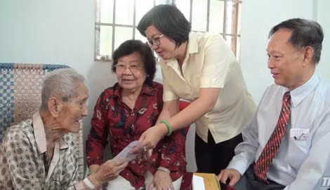 Đại diện tỉnh Tiền Giang thăm ông Nguyễn Hữu Hạnh dịp Tết 2019.