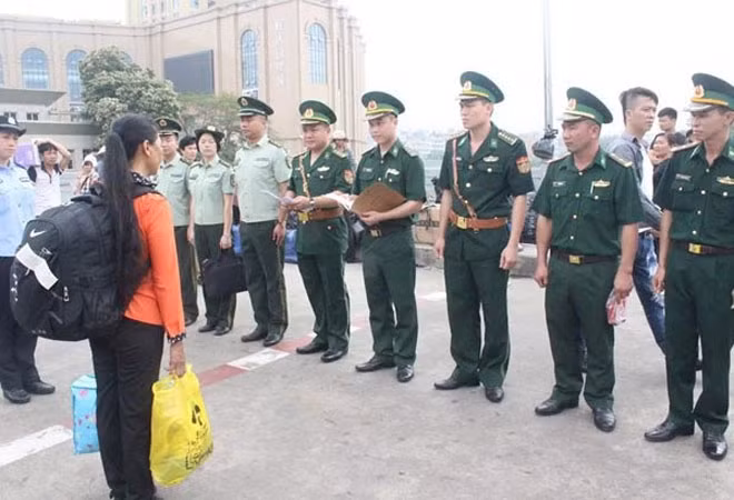 Bộ đội biên phòng tiếp nhận nạn nhân bị lừa bán ra nước ngoài. Bộ đội biên phòng tiếp nhận nạn nhân bị lừa bán ra nước ngoài.