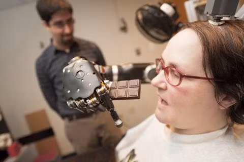 Với giao diện não - máy tính, Scheuermann dùng ý nghĩ điều khiển cánh tay robot ở mức đủ để bà có thể tự ăn sô cô la. Với giao diện não - máy tính, Scheuermann dùng ý nghĩ điều khiển cánh tay robot ở mức đủ để bà có thể tự ăn sô cô la.