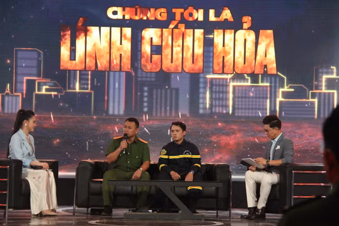 Chương trình giao lưu với 2 khách mời Trung tá Đoàn Mạnh Toàn và Thượng úy Lê Văn Lo.