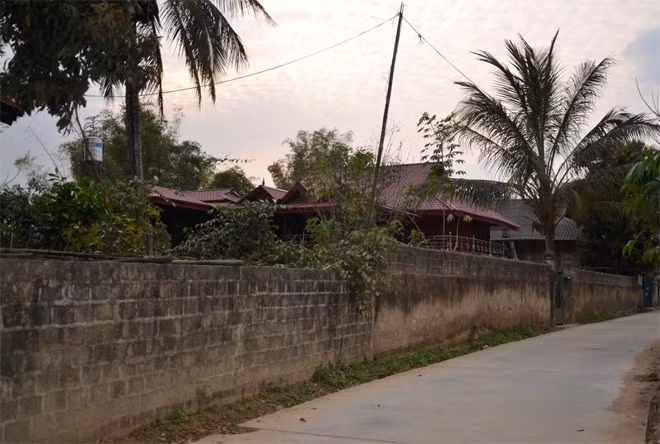 Căn nhà sàn (mái đỏ) nơi xảy ra vụ án.