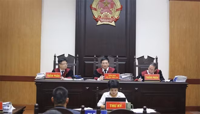 Hội đồng phúc thẩm xét xử vụ kiện.