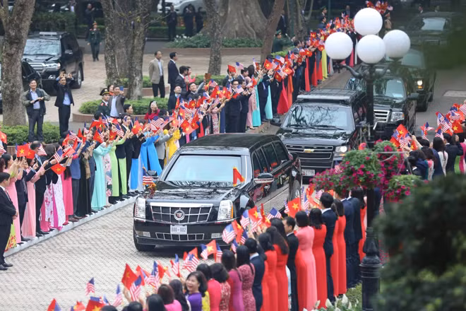 Đoàn xe của Tổng thống Mỹ Donald Trump tại Phủ Chủ tịch.