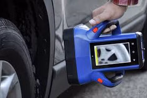 Máy quét X-quang cầm tay HBI-120 của hãng Viken Detection có thể soi thấu nội thất của chiếc xe, xuyên qua vách tường thép dày. Ảnh nguồn: Quantum-rx.