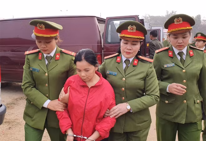 Bùi Thị Kim Thu (áo đỏ). Bùi Thị Kim Thu (áo đỏ).