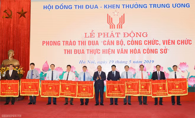 Thủ tướng Nguyễn Xuân Phúc trao Cờ thi đua của Chính phủ cho các địa phương. Ảnh VGP/Quang Hiếu.
