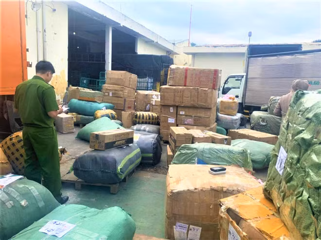 Hàng chục kiện hàng hóa có giá trị lớn, không hóa đơn chứng từ vừa bị Công an TP Đà Nẵng phát hiện, tạm giữ. Hàng chục kiện hàng hóa có giá trị lớn, không hóa đơn chứng từ vừa bị Công an TP Đà Nẵng phát hiện, tạm giữ.