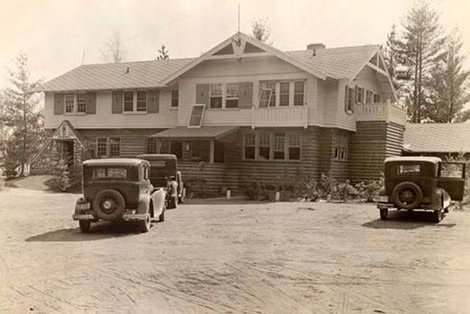 Nhà nghỉ Little Bohemia Lodge, năm 1934.