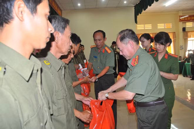 Đại tá Trần Kim Thẩm, Phó Tổng Biên tập Báo CAND tặng quà Chương trình Tết vì người nghèo 2017 cho Công an viên có hoàn cảnh khó khăn tỉnh Bến Tre.