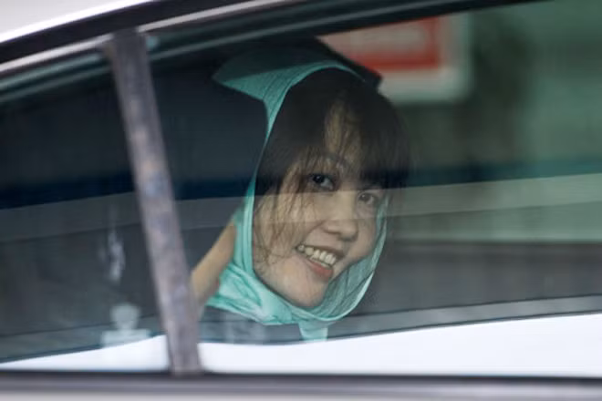 Đoàn Thị Hương nở nụ cười khi rời tòa thượng thẩm ở ngoại ô Kuala Lumpur. Đoàn Thị Hương nở nụ cười khi rời tòa thượng thẩm ở ngoại ô Kuala Lumpur.