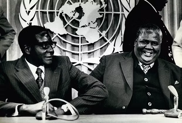 Mugabe (trái) và Nkomo. Mugabe (trái) và Nkomo.