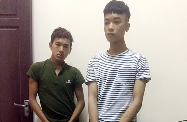 Hai đối tượng Nguyễn Xuân Ngọc (áo kẻ) và Hoàng Trung Hai đối tượng Nguyễn Xuân Ngọc (áo kẻ) và Hoàng Trung