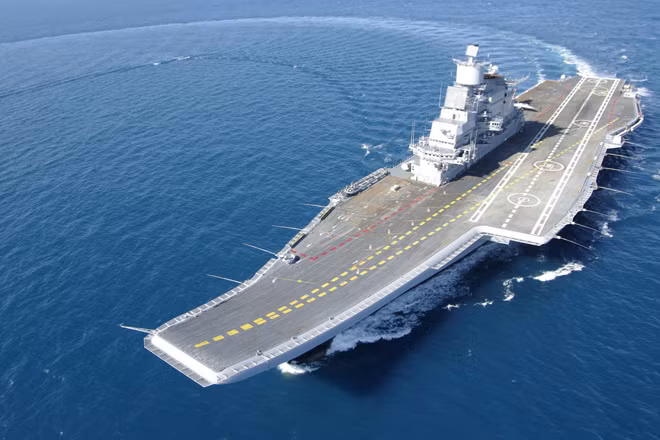 Tàu sân bay INS Vikramaditya (tức Đô đốc Gorshkov mua của Nga) đang chạy thử nghiệm trên biển.