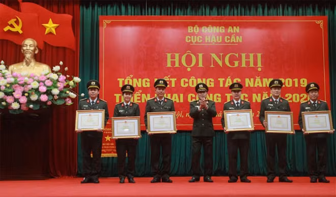 Thiếu tướng Lê Văn Hải, thừa uỷ quyền của lãnh đạo Bộ, trao Bằng khen của Bộ Công an tặng các tập thể, cá nhân xuất sắc.