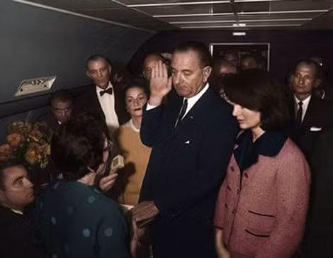 Sau khi tổng thống Kennedy bị ám sát khiến Phó Tổng thống Lyndon B. Johnson trở thành người chèo lái nước Mỹ. Trong ảnh, Phó Tổng thống Johnson tuyên thệ nhậm chức trên chiếc "Không lực 1", nghi lễ diễn ra trong khu vực chật hẹp với sự tham gia của 27 người. Người đứng bên cạnh ông Johnson là bà Kennedy. Sau khi tổng thống Kennedy bị ám sát khiến Phó Tổng thống Lyndon B. Johnson trở thành người chèo lái nước Mỹ. Trong ảnh, Phó Tổng thống Johnson tuyên thệ nhậm chức trên chiếc "Không lực 1", nghi lễ diễn ra trong khu vực chật hẹp với sự tham gia của 27 người. Người đứng bên cạnh ông Johnson là bà Kennedy.