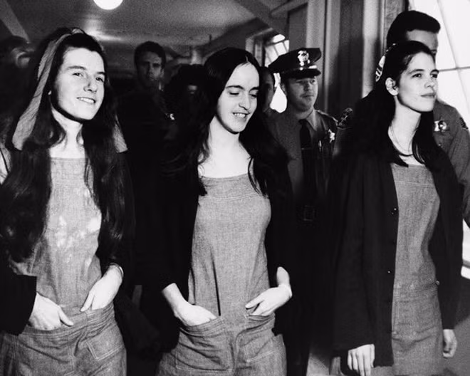 3 đồng phạm Susan Atkins, Patricia Krenwinkel và Leslie Van Houten cùng với “giáo chủ” Charles Manson thực hiện các vụ án giết người. Ảnh: The New York Times.