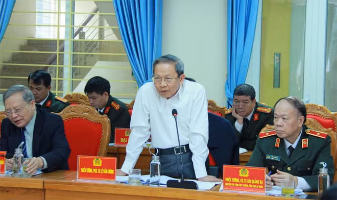 Thiếu tướng, PGS.TS Lê Văn Cương, nguyên Viện trưởng Viện Khoa học và chiến lược Công an phát biểu tại Toạ đàm.