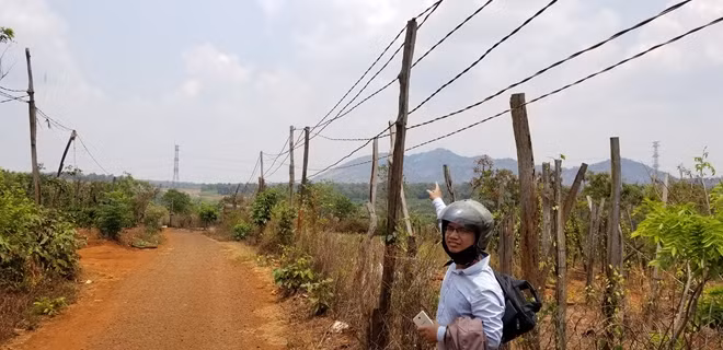 Thôn Bình Tân nằm cách đường dây điện cao thế khoảng 700m nhưng thiếu điện nhiều năm nay.