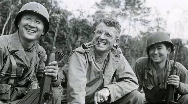 Tướng Mỹ Frank Merrill và hai binh sĩ Nisei. Tướng Mỹ Frank Merrill và hai binh sĩ Nisei.