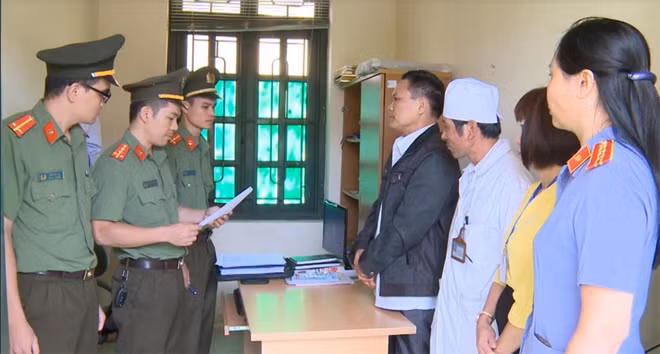 Cơ quan ANĐT Công an Thanh Hóa thi hành lệnh bắt tạm giam bị can Phan Văn Giỏi.