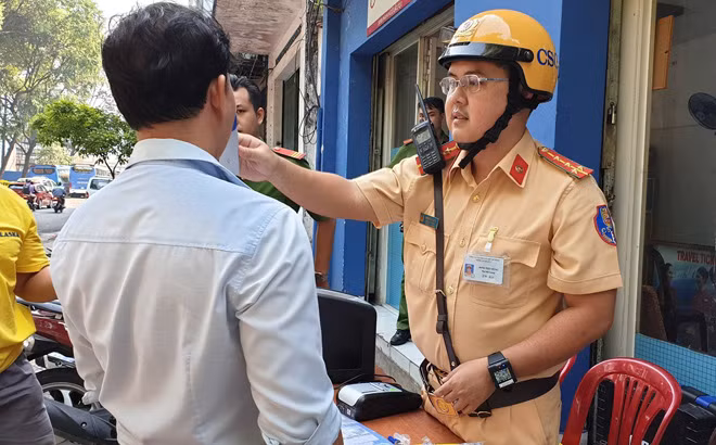 Cảnh sát Giao thông kiểm tra nồng độ cồn đối với người điều khiển phương tiện. Ảnh: Chí Thạch.