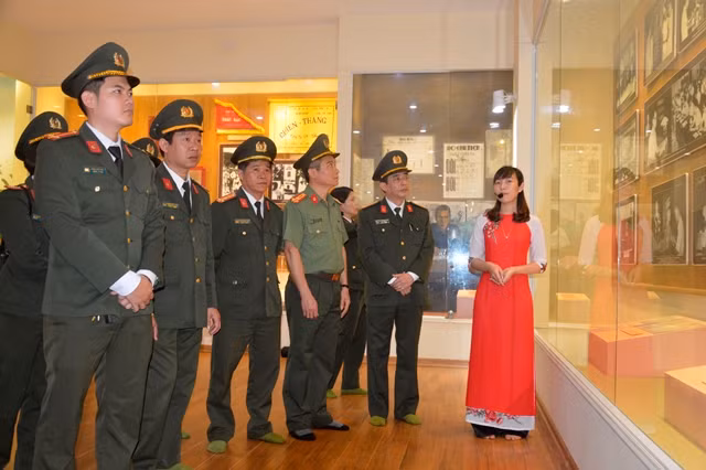 Các đại biểu trong đoàn thăm quan Khu lưu niệm Sáu điều Bác Hồ dạy CAND.
