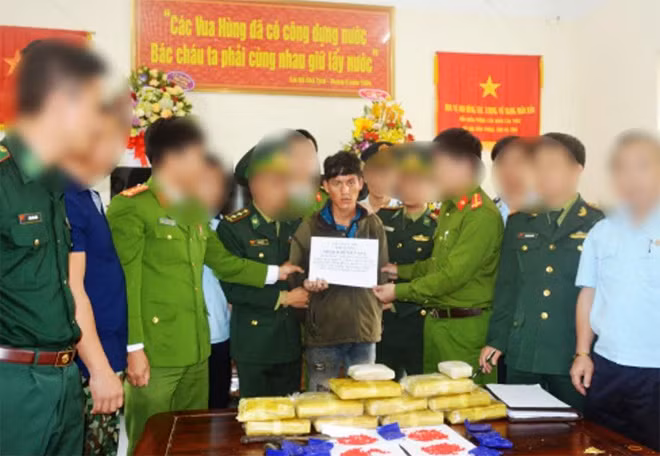 Đối tượng Thạo Kdênh Vàng cùng tang vật 60.000 viên ma túy tổng hợp.