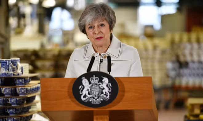 Thủ tướng Anh Theresa May phát biểu trong chuyến thăm nhà máy Portmeirion ở Stoke-on-Trent. Thủ tướng Anh Theresa May phát biểu trong chuyến thăm nhà máy Portmeirion ở Stoke-on-Trent.