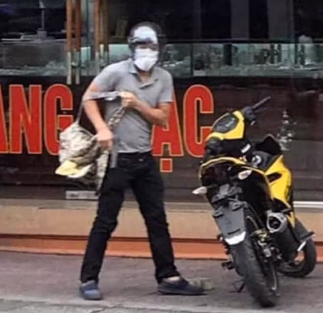 Đối tượng cướp tiệm vàng được xác định là Đinh Thanh Tùng.