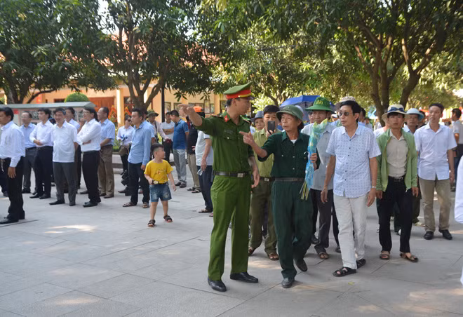 Sáng 18-5, mặc dù thời tiết rất nắng nóng nhưng vẫn có nhiều người đến Khu di tích Kim Liên. Sáng 18-5, mặc dù thời tiết rất nắng nóng nhưng vẫn có nhiều người đến Khu di tích Kim Liên.