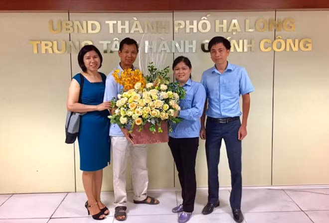 Đại diện Trung tâm Hành chính công TP Hạ Long (Quảng Ninh) trao trả lại tài sản cho công dân.