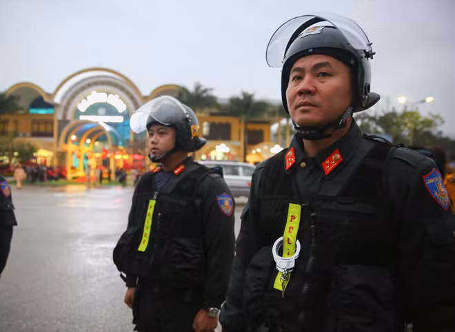 Lực lượng cảnh sát cơ động bảo vệ khu vực ga Đồng Đăng trước khi đón Chủ tịch Triều Tiên Kim Jong-un.